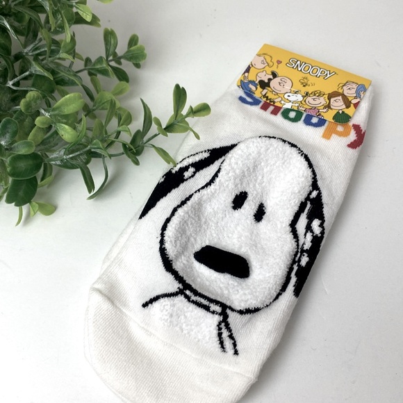 Super cute Snoopy ankle socks Peanuts from Korea fuzzy Snoopy face NWT - Picture 1 of 9
